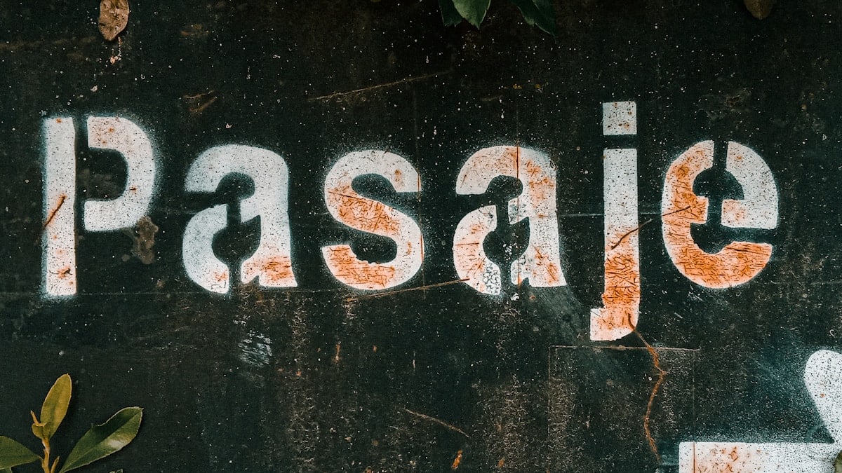 A sign that says passie on it